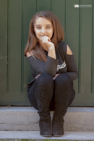 Johanna assise sur les marches d'un escalier