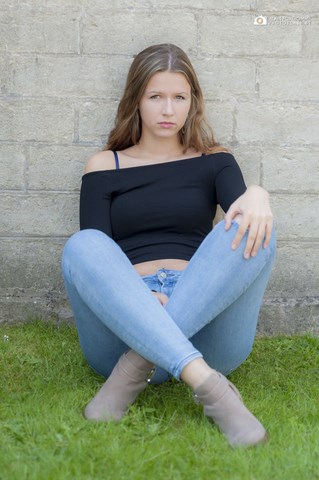 Justine assise contre un mur