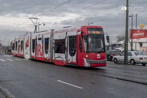 Le tram 3105 en livré NRJ traverse un carrefour