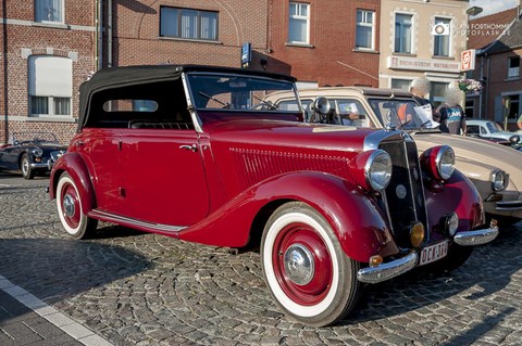 Une voiture ancêtre de marque Mercedes