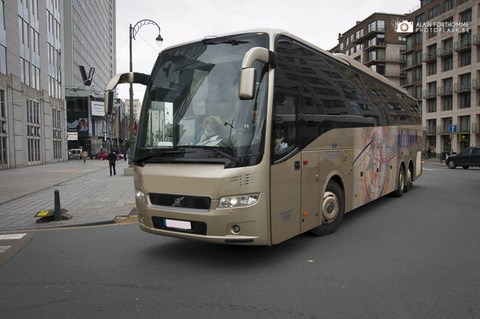 Un autocars dans la ville